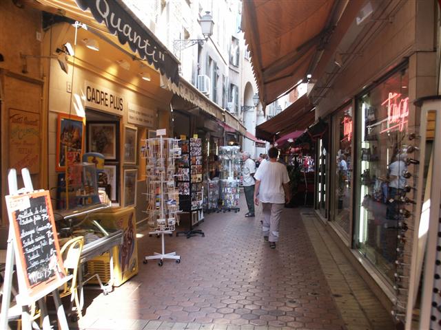Blick auf eine Gasse von Nizza